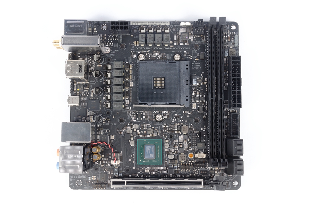 ASRock X570 Phantom Gaming-ITX/TB3 / AMD 平台採用 Intel 散熱孔位的創新設計，ITX 也能有優質