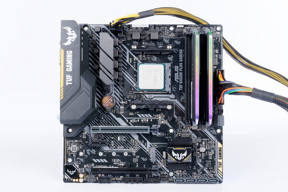 ASUS TUF B450M PLUS GAMING / 五年保固可靠耐用、搭配R3 3300X 的好